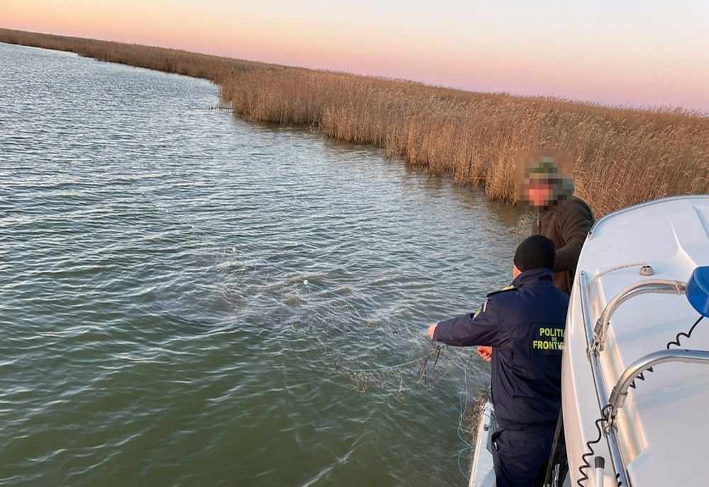 VIDEO Braconaj în Delta Dunării. Plase monofilament și sute de kg de pește scoase din lacul Sinoe