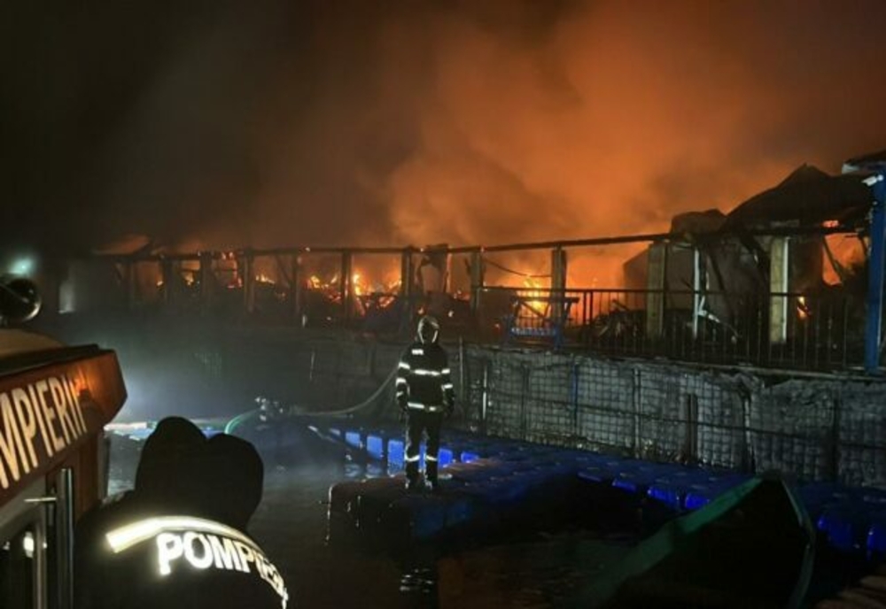 Prahova. Incendiu de proporţii la un depozit de fructe din Breaza. Pompierii acţionează pentru localizarea flăcărilor