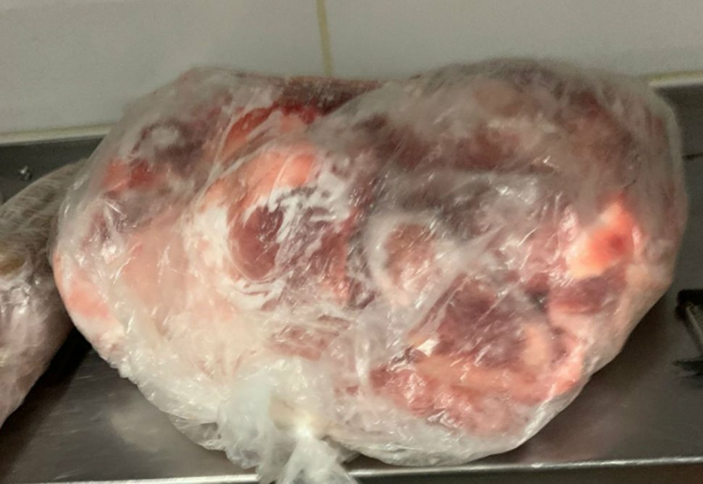 Peste şase tone de carne de vită congelată au fost confiscate în urma unui control
