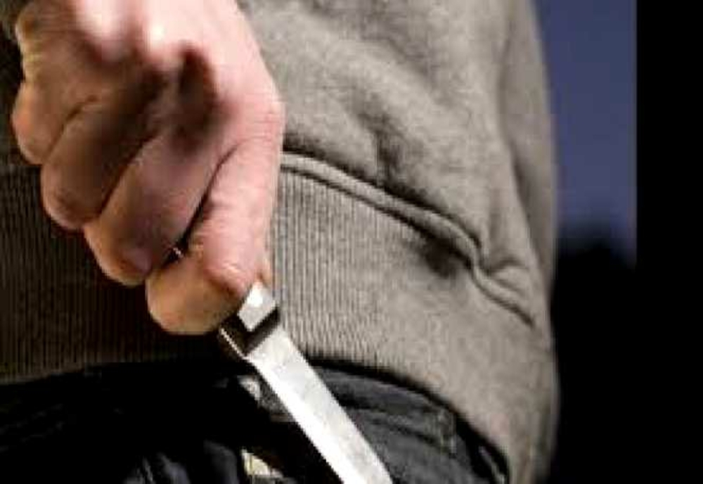 Un elev a fost amenințat cu un cuțit în curtea liceului din Titu. Atacatorul a fost reținut