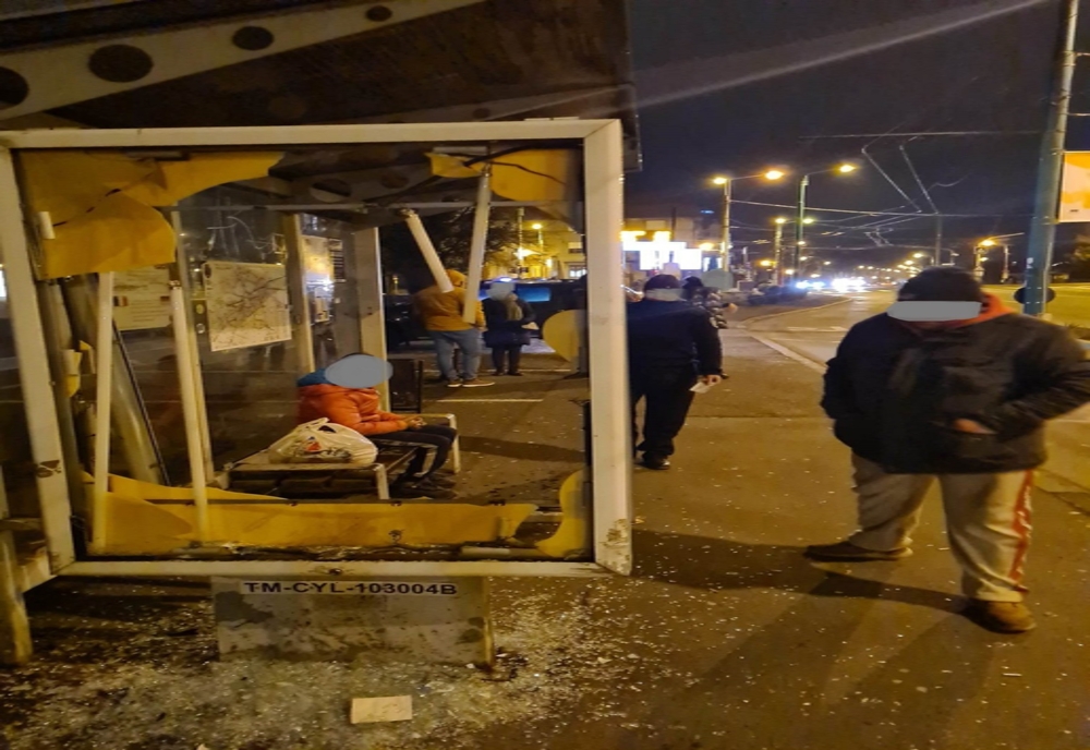 Gest violent: un copil a spart peretele de sticlă al unei stații de transport în comun, pe un bulevard aglomerat din Timișoara