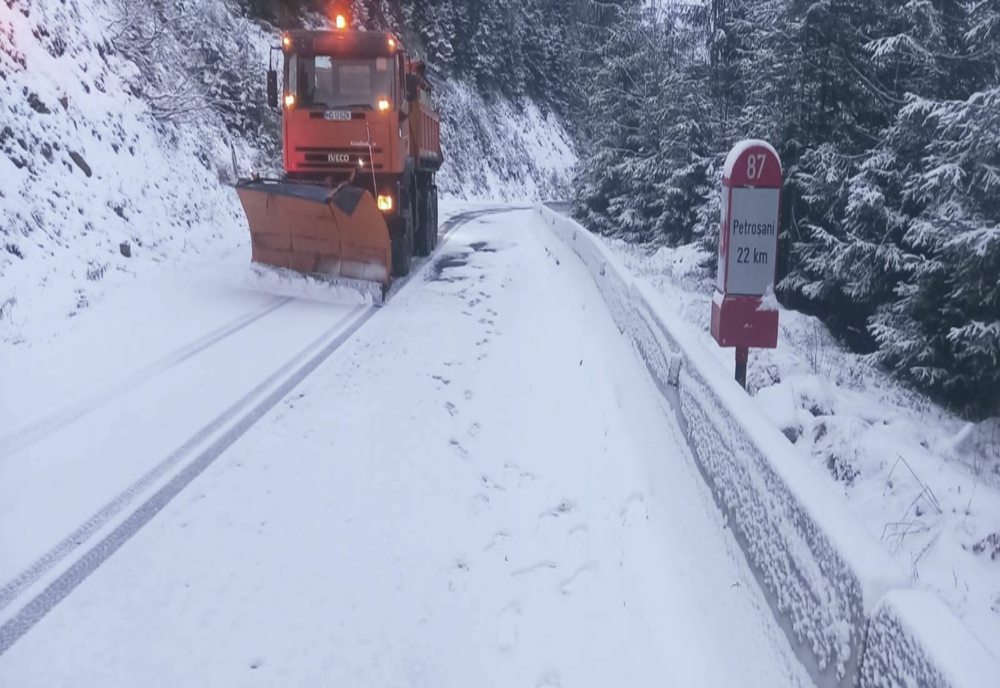 Drumuri deszăpezite în vestul țării. În zonele montane a nins