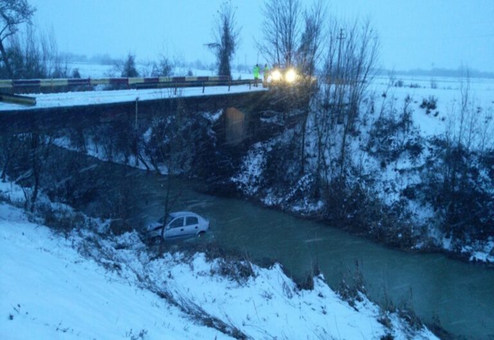 Un șofer a plonjat cu mașina în râul Dâmbovița, după ce a pierdut controlul volanului