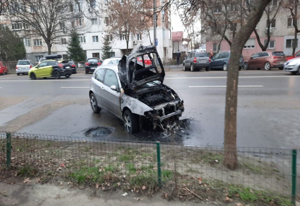 Prahova. Autoturism în flăcări pe strada Mihai Bravu din Ploiești