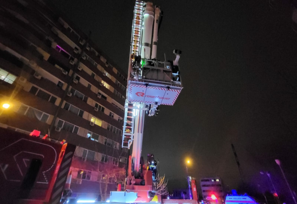 VIDEO Incendiu violent într-un bloc din Constanța. O persoană transportată la spital