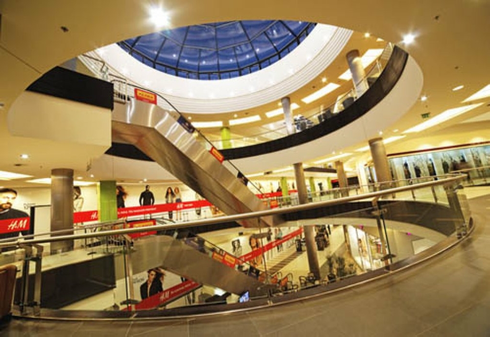 Alertă în mall, la Arad: miros de gaz, oameni speriați
