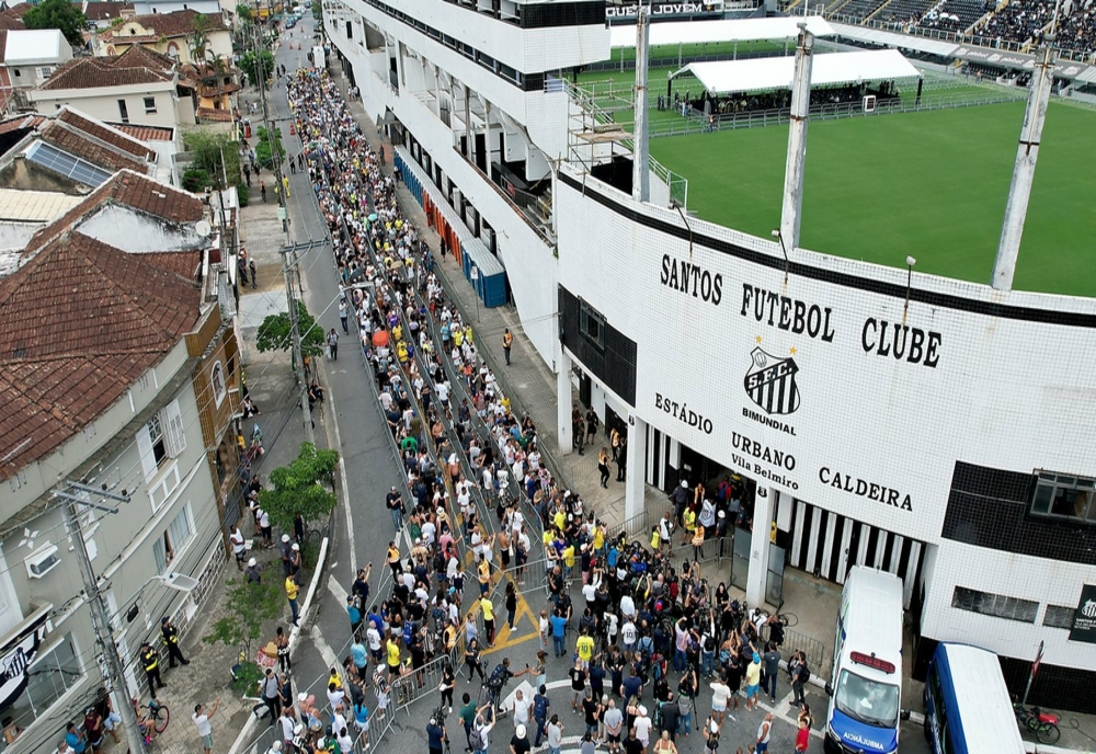 Peste 78.000 de persoane i-au adus un ultim omagiu lui Pele luni, la Vila Belmiro