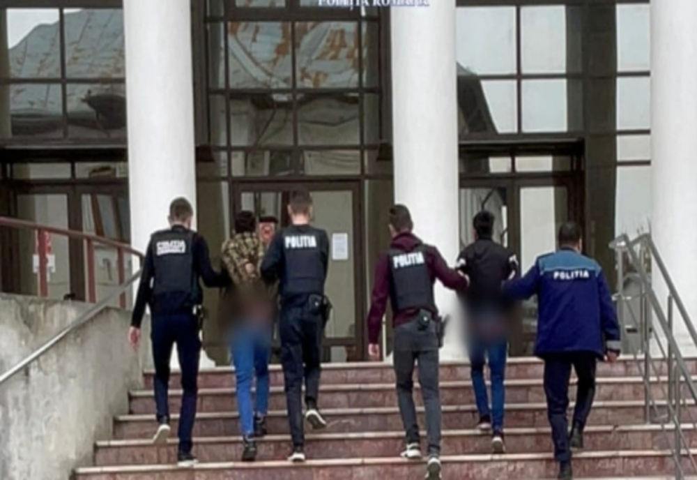 Doi tineri din Giurgiu au fost arestaţi preventiv după ce au agresat un bătrân în propria locuinţă şi au încercat să-l jefuiască