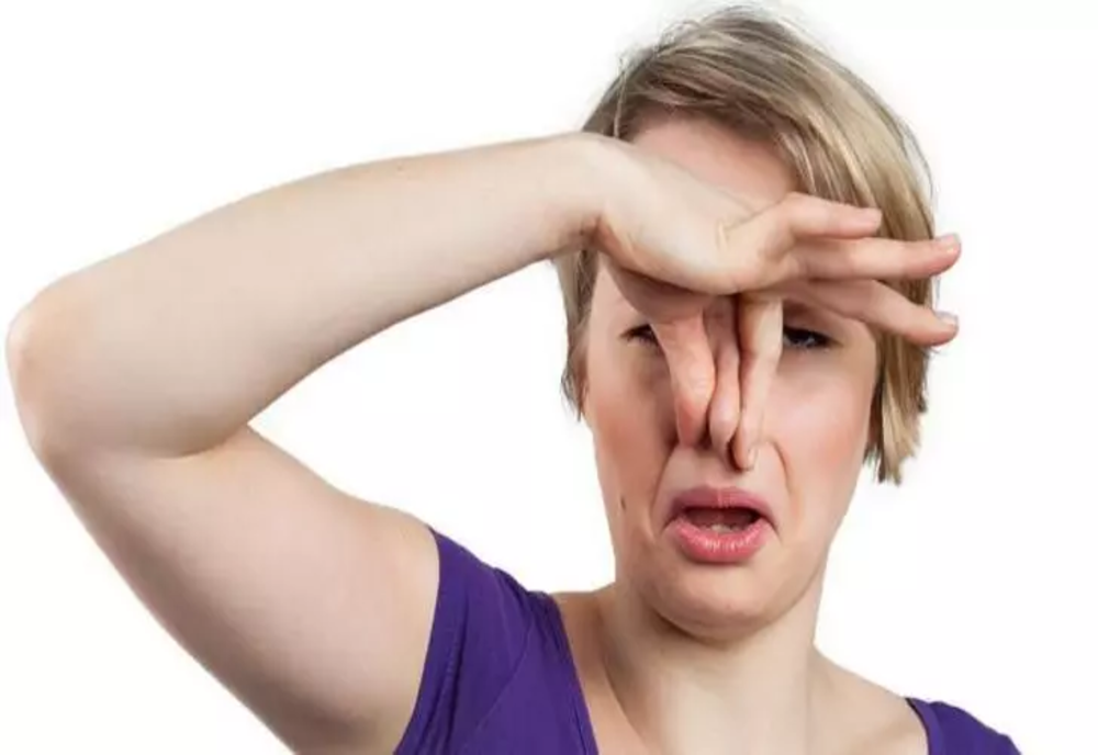 Cum să elimini mirosul urât din șifonier: 7 metode la îndemâna oricui