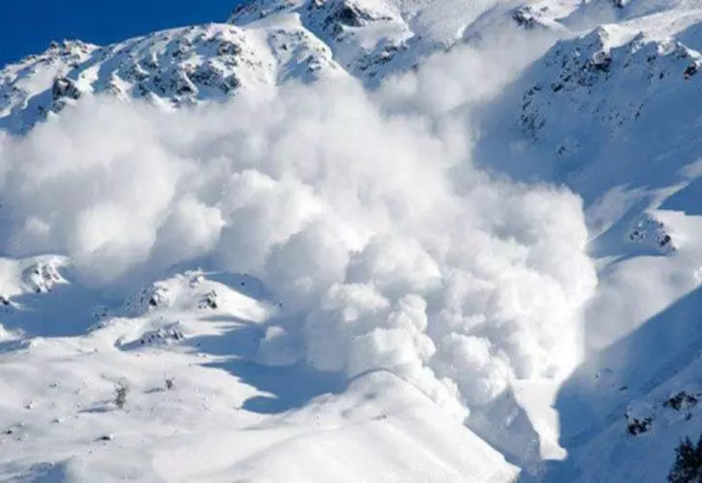 Avertisment ANM pentru turiști – Este RISC major de avalanșe la munte, în România – Zonele periculoase