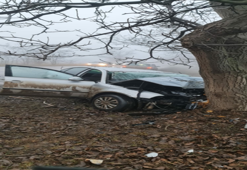 Un tânăr a ajuns la spital după ce mașina pe care o conducea s-a izbit de un copac