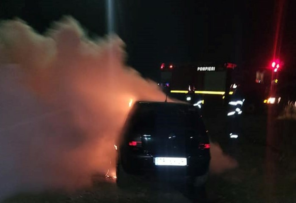 FOTO Mașină făcută scrum după ce a fost cuprinsă de flăcări
