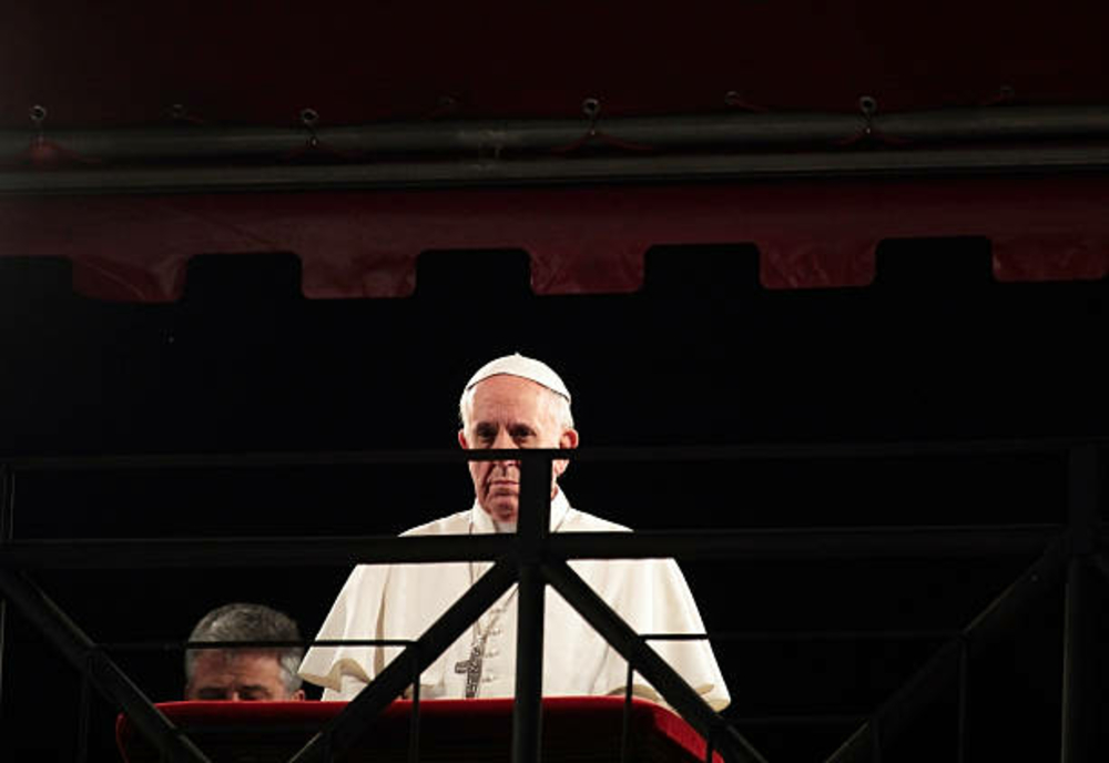 Moment istoric. Papa Francisc oficiază funeraliile predecesorului său Benedict al XVI-lea