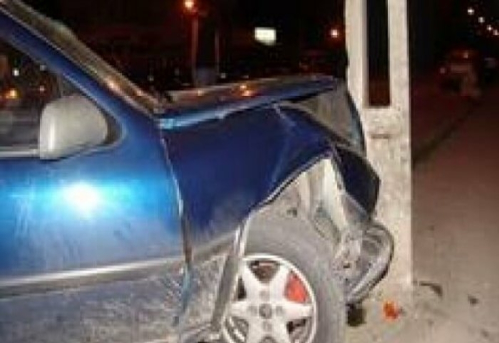 Accident rutier, la Florești. Un tânăr de 19 ani, fără permis, a intrat cu mașina într-un stâlp