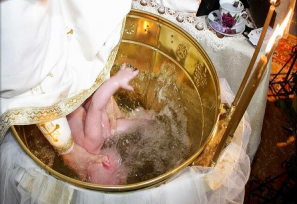 Cazul bebelușului din Suceava, mort la botez în urmă cu 2 ani. Medicii legiști dau verdictul: micuțul a avut parte de o „moarte violentă”