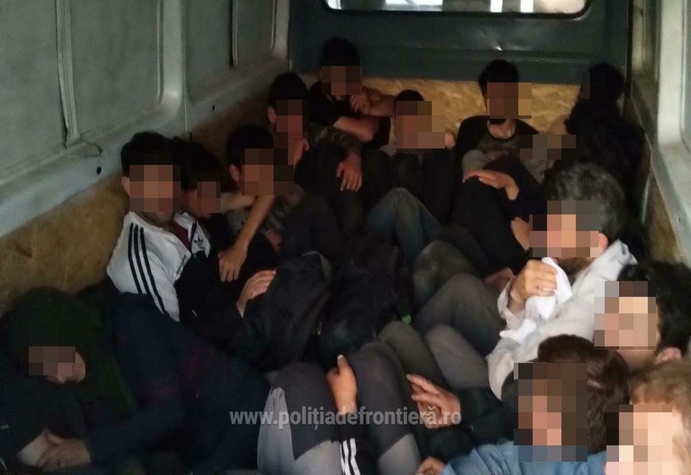 Zeci de migranţi au fost găsiți ascunși în două autoutilitare, în timp ce încercau să treacă ilegal graniţa Schengen
