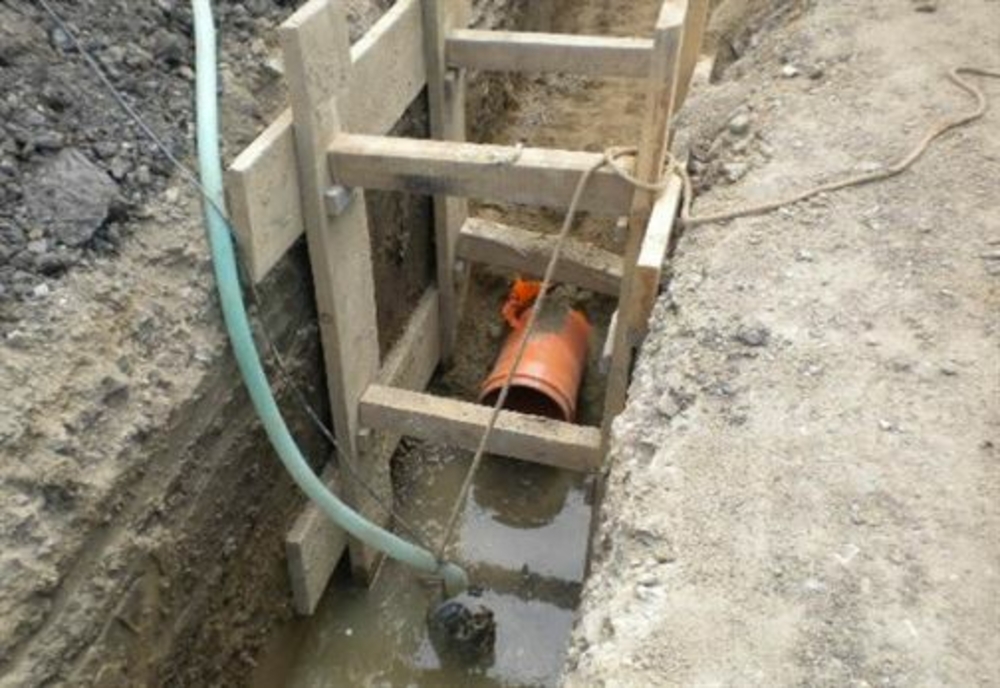 Înlocuire a rețelelor de apă din subsolul blocurilor ce sunt alimentate din stația de hidrofor CT Gifet. Se întrerupe furnizarea apei potabile