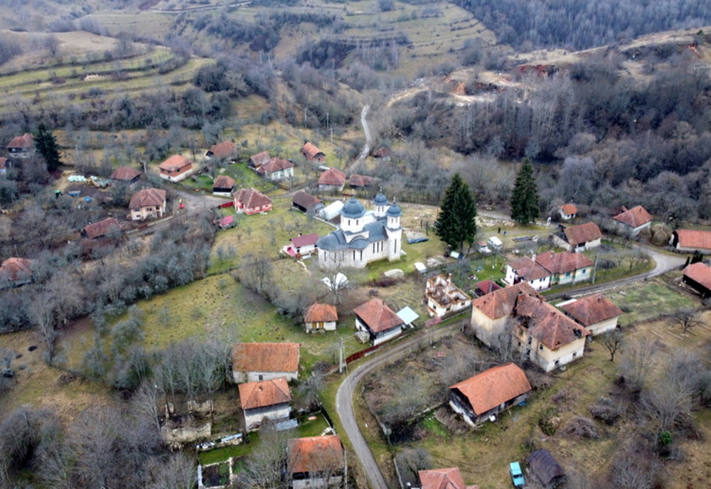 Satul aproape pustiu din județul Hunedoara care are drumuri din marmură
