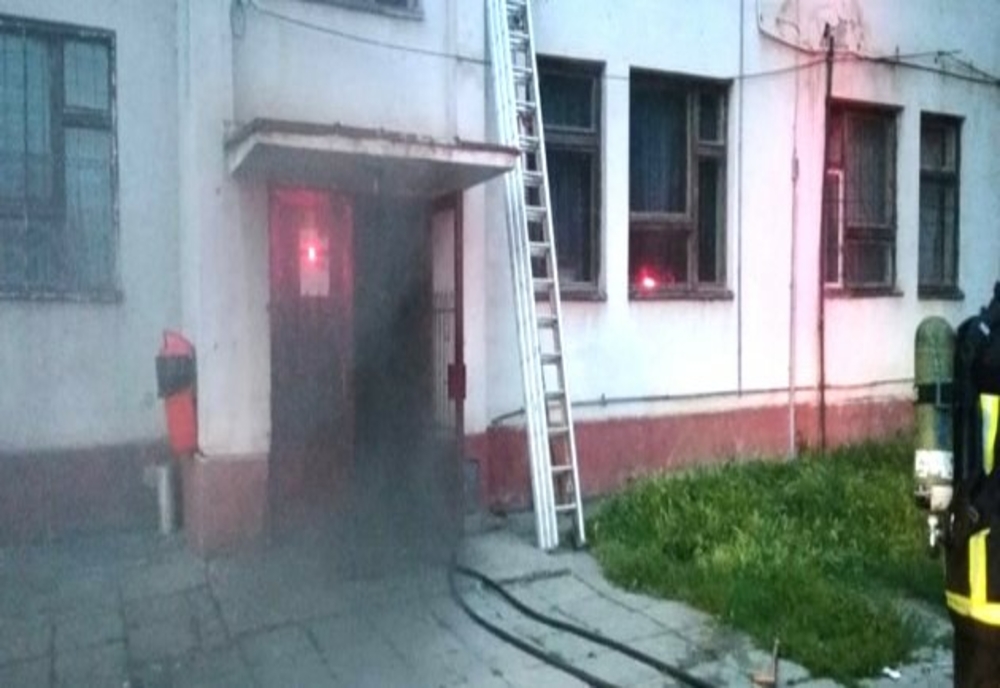 Dâmboviţa. Degajări de fum pe scara unui bloc din Moreni. Pompierii au intervenit cu o autospecială de stingere cu apă şi spumă