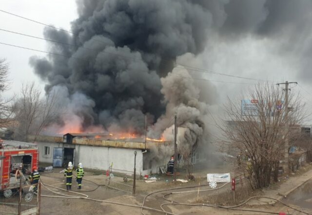 Incendiu la un depozit de produse alimentare de pe autostrada Bucureşti-Piteşti