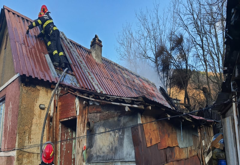 Casă cuprinsă de flăcări, în județul Caraș-Severin