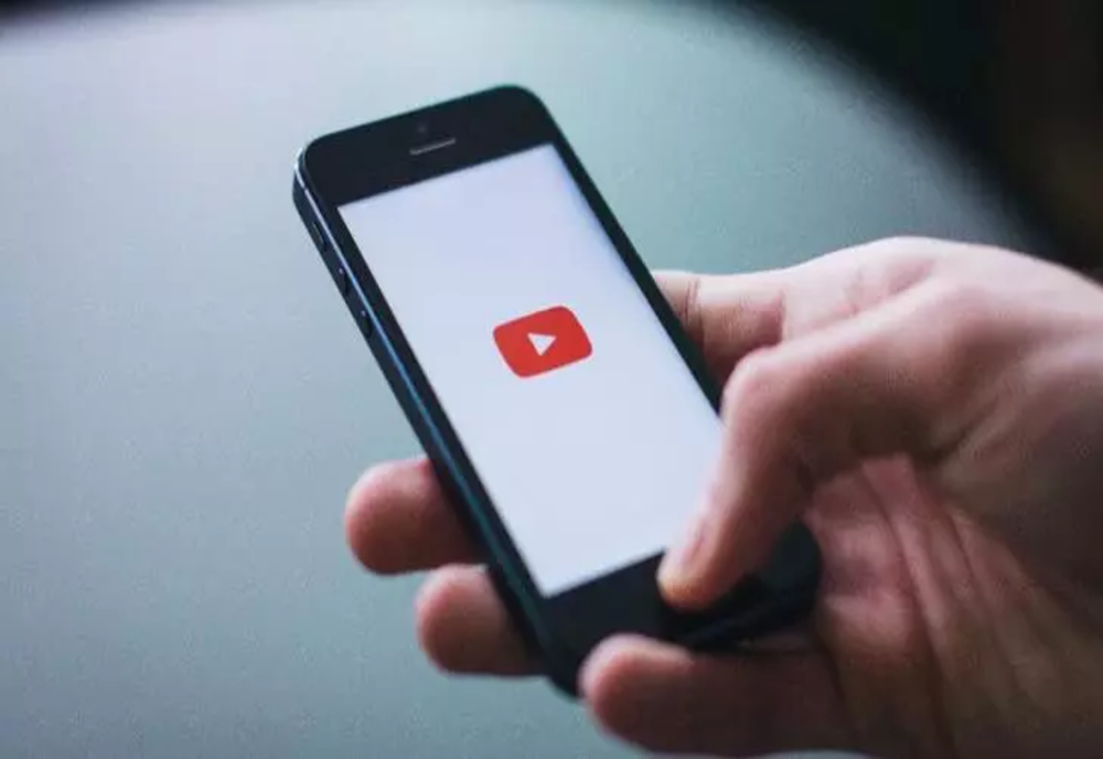 Youtube, gata să schimbe din nou politica privind înjurăturile. La ce să se aștepte creatorii de conținut