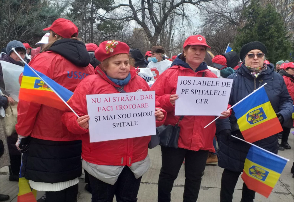 Protest de amploare în București. Sute de angajați ai Spitalelor CFR pichetează Ministerul Transporturilor