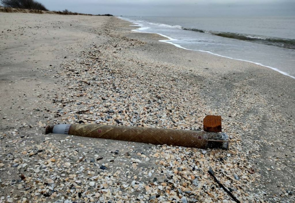 VIDEO Tub de rachetă, găsit pe plajă la Gura Portiței
