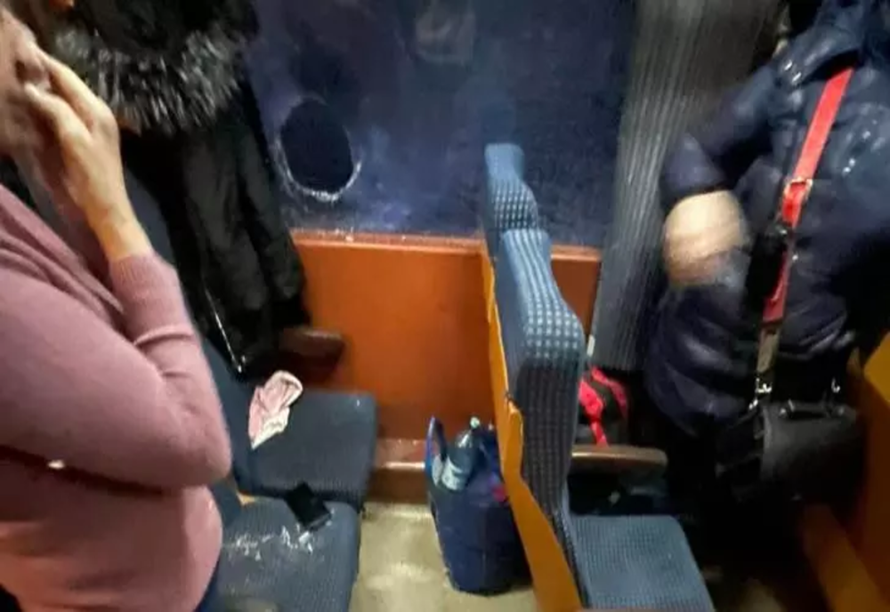 Caz șocant în Botoșani. Pasagerii unui tren, răniți de un bolovan aruncat de un bărbat – FOTO
