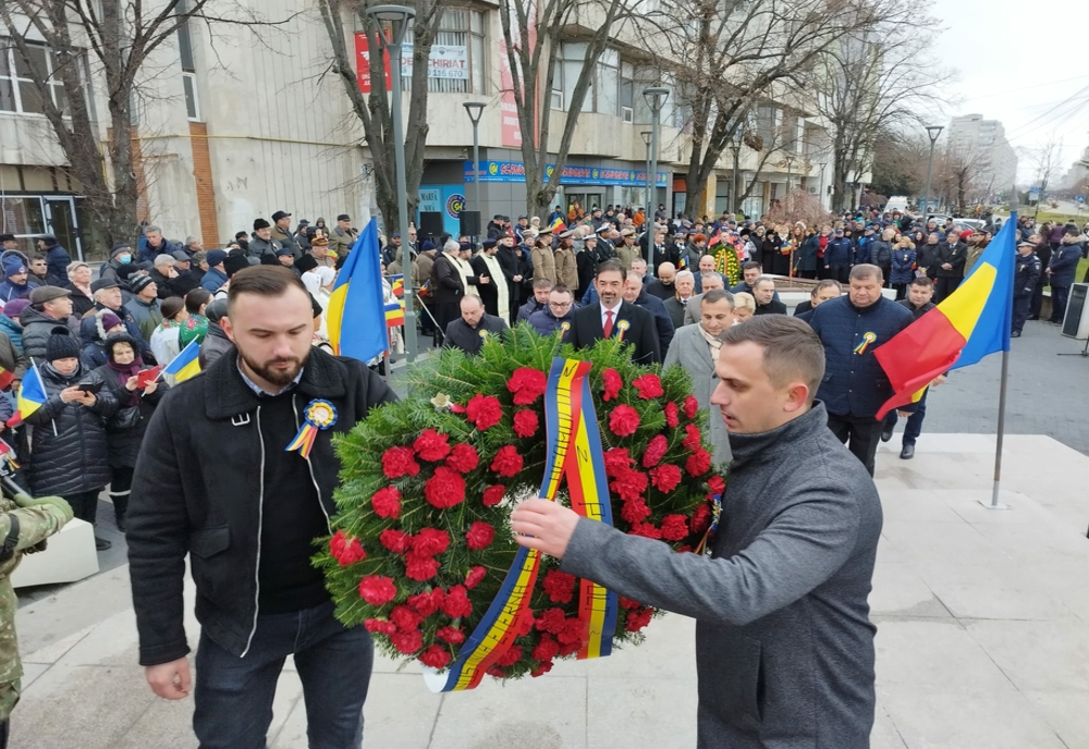 Slatina: S-au depus coroane de flori la statuia domnitorului Alexandru Ioan Cuza, de Mica Unire