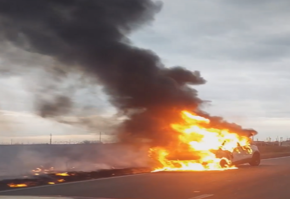VIDEO Mașină cuprinsă de flăcări pe DN3