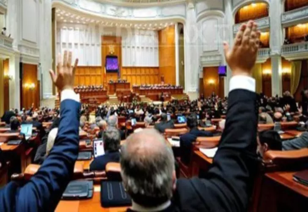Parlamentarii și-au majorat veniturile cu 25%. Aleșii primesc 30.000 de euro anual fără să justifice cheltuielile
