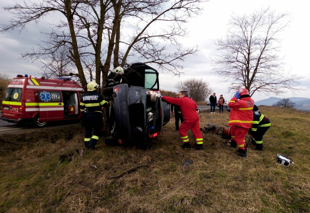 Femeie decedată după ce maşina în care se afla a întrat într-un copac