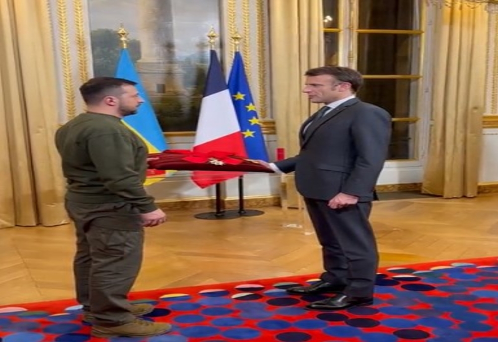 Volodimir Zelenski, decorat la Paris de Emmanuel Macron, cu Legiunea de onoare
