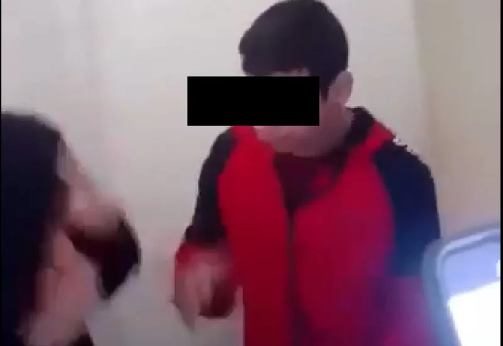 Violență extremă la un liceu din Bacău: un elev este băgat cu capul în vasul de toaletă pus să sărute mâna agresorului