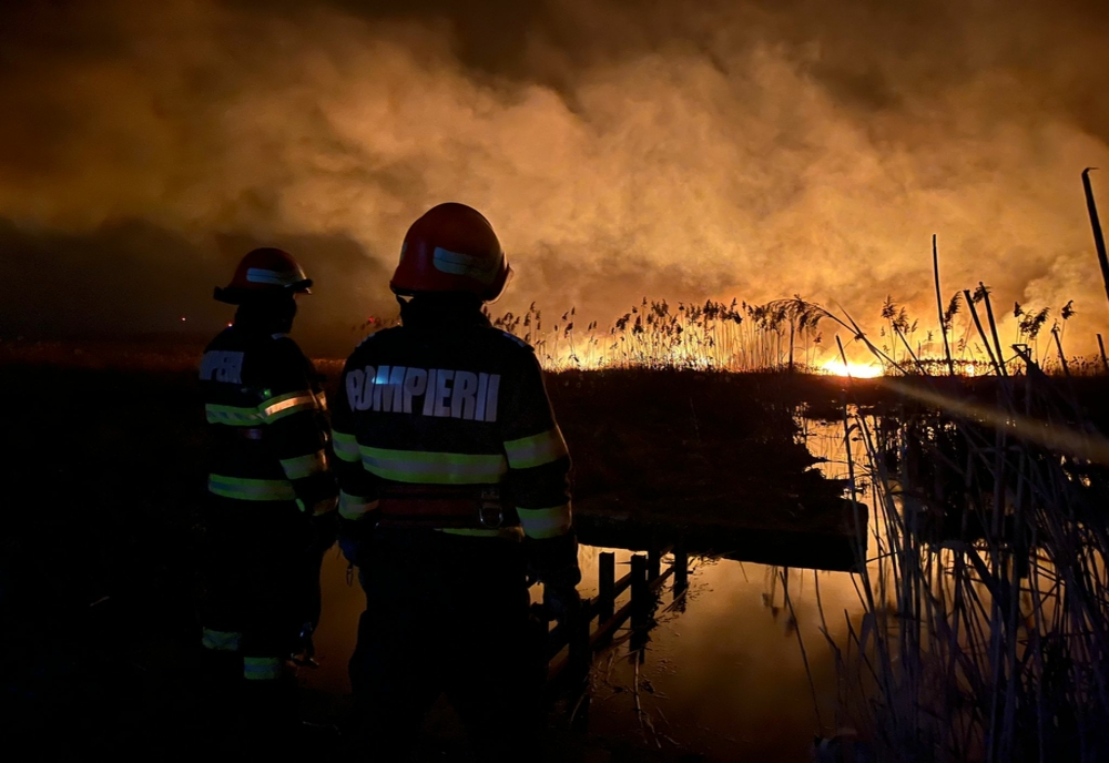 FOTO VIDEO Zeci de hectare de stuf incendiate [n județul Tulcea