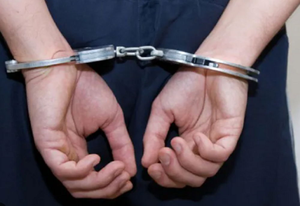 Doi tineri care au bătut și tâlhărit un taximetrist în Ploiești au fost arestați preventiv