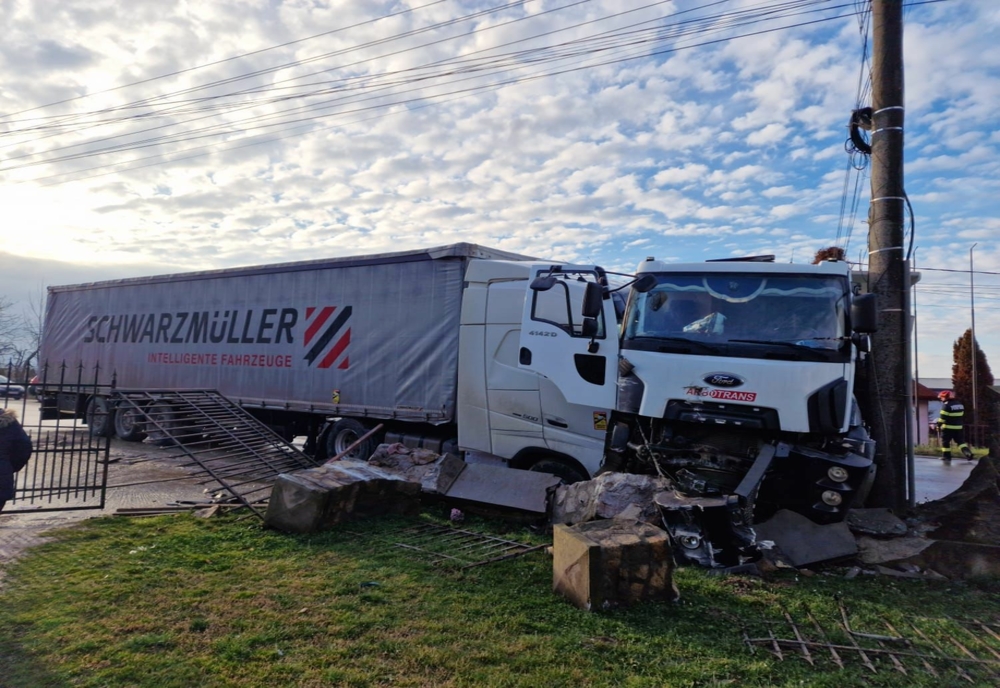 Ciocnirea greilor: un camion și un automărfar au intrat în coliziune, lângă Lipova