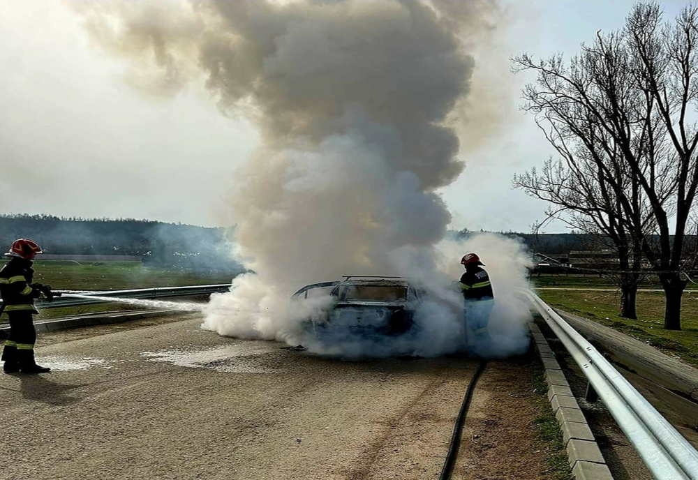 FOTO Mașină cuprinsa de flăcări, panică pe șosea