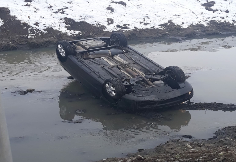Craiova: S-a răsturnat cu maşina într-un canal colector