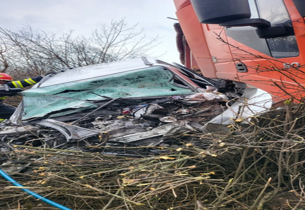 Șoferiță de 19 ani, rănită într-un accident, în județul Timiș. A intrat cu mașina într-un camion