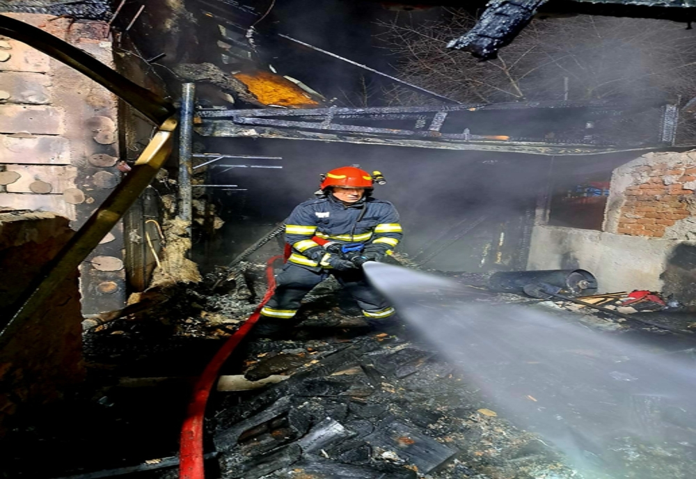 Casă distrusă de flăcări, la Novaci. O bătrână a reuşit să se salveze în ultima clipă din casă