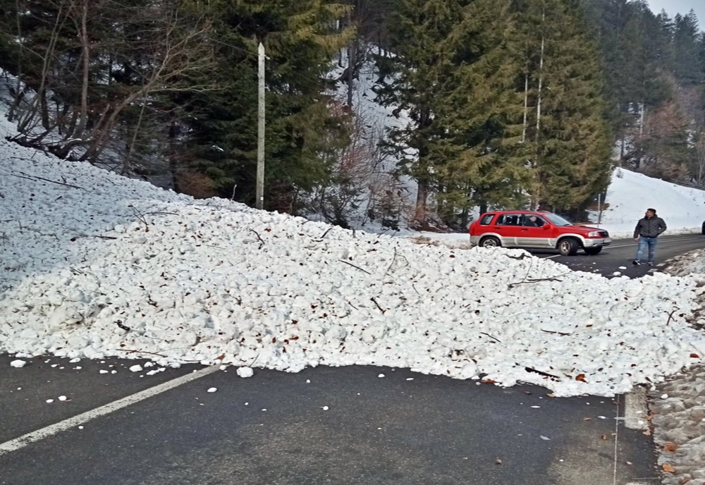 UPDATE: Drum blocat între Rodna și Valea Vinului, în urma producerii unei avalanșe