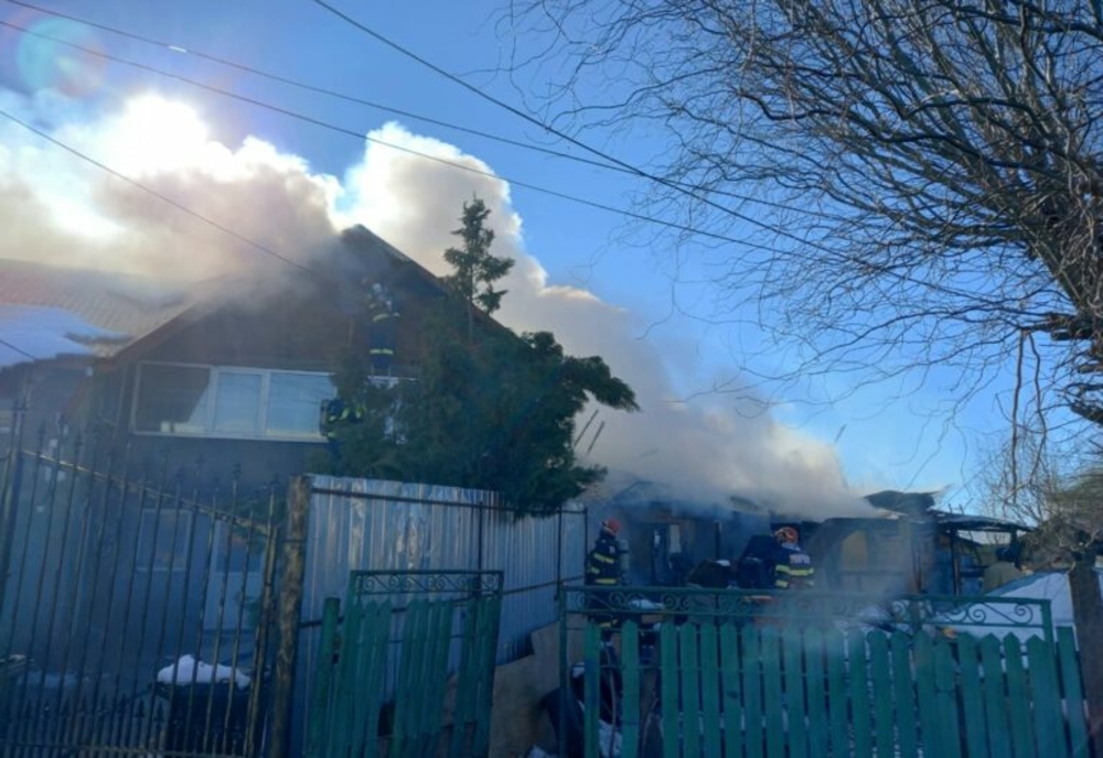 Incendiu violent într-o gospodărie din Dâmbovița! Flăcările s-au extins și la o casă vecină