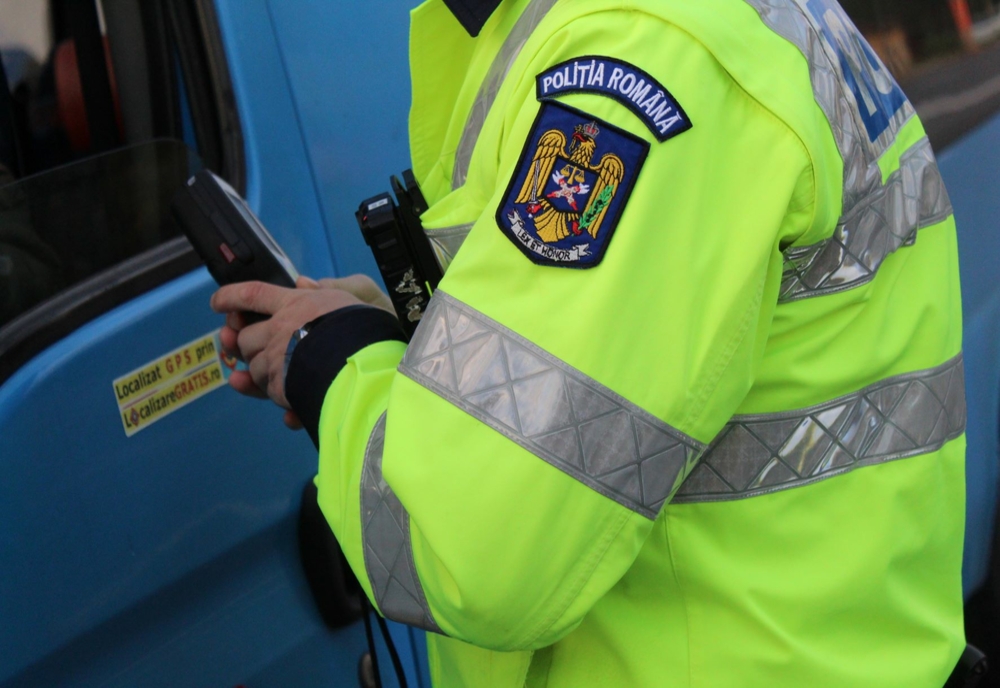 Peste 360 de sancţiuni contravenţionale constatate de poliţişti şi 50 de permise de conducere reţinute în weekend