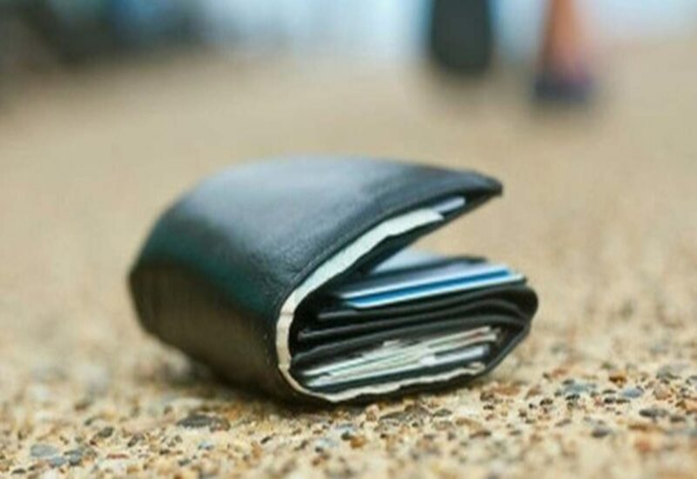 Polițiștii dâmbovițeni au recuperat un portofel plin cu bani pierdut de un bărbat din Mătăsaru