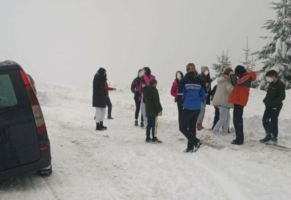 Copii din Timișoara, salvați de jandarmii montani din Caraș-Severin, după ce au rămas blocaţi pe Muntele Mic, din cauza viscolului şi a ninsorii