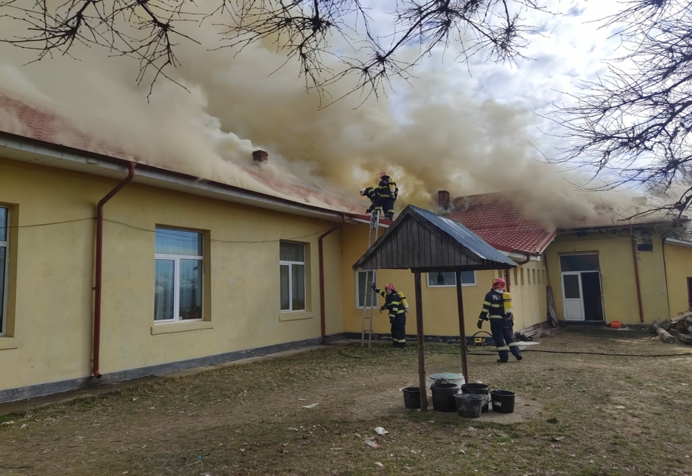 O şcoală din Olt a fost cuprinsă de un incendiu (VIDEO)