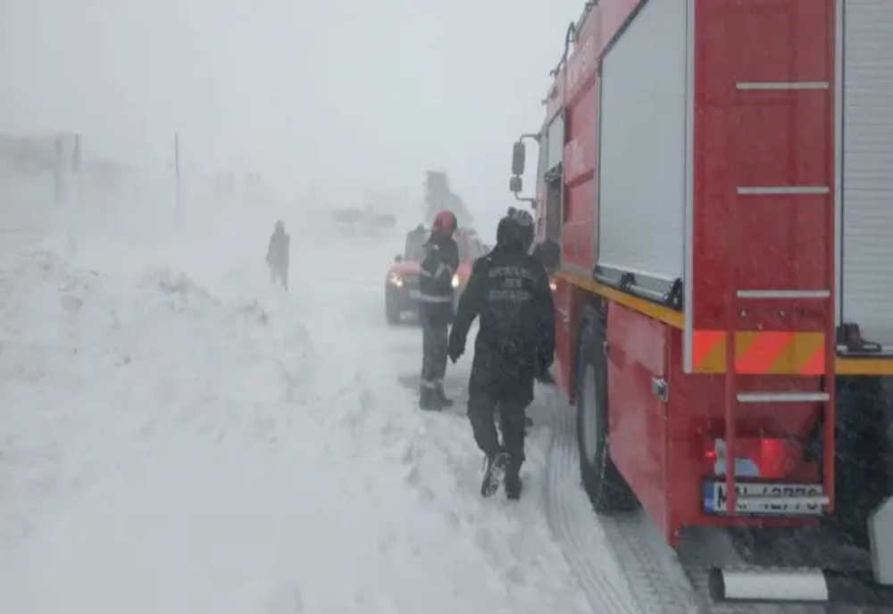 Pompierii de la ISU Giurgiu, în sprijinul colegilor de la Constanţa, judeţ aflat sub cod portocaliu de zăpadă şi viscol