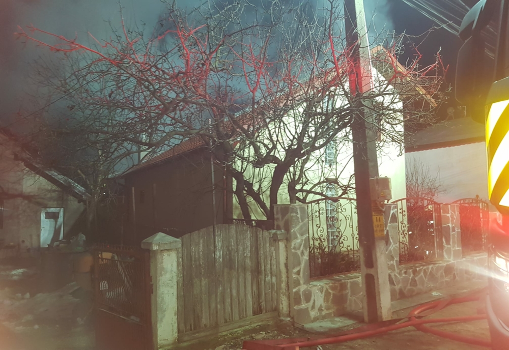 Foto: Incendiu la o locuință cu etaj din Cândești
